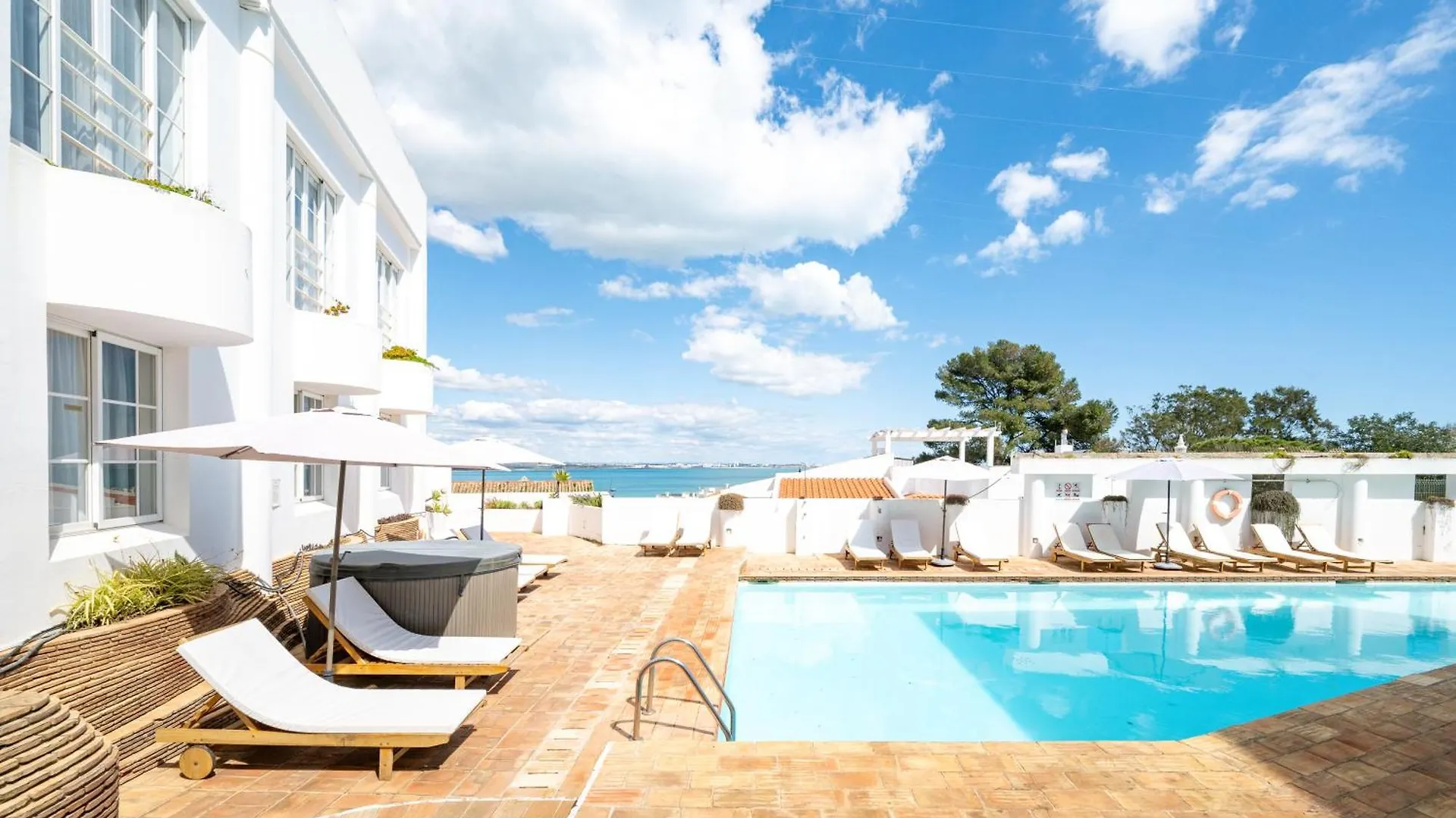 Baluarte Da Vila Apartments contacts